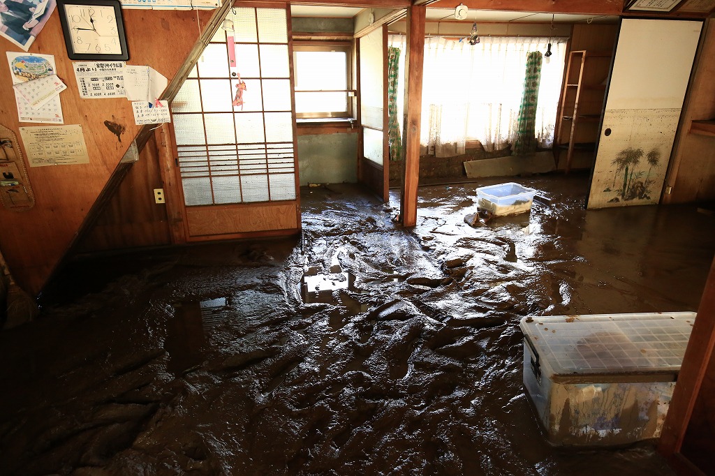 家の中に泥が流れ込んだ=関市上之保で