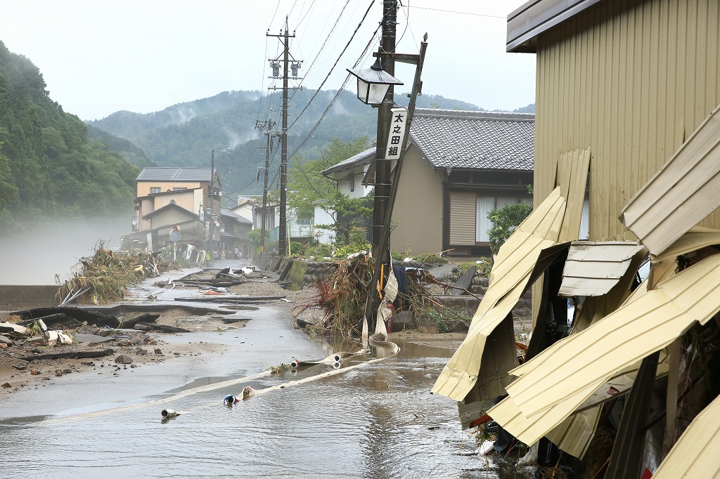 荒れ放題になった道路=関市上之保・川合地区で