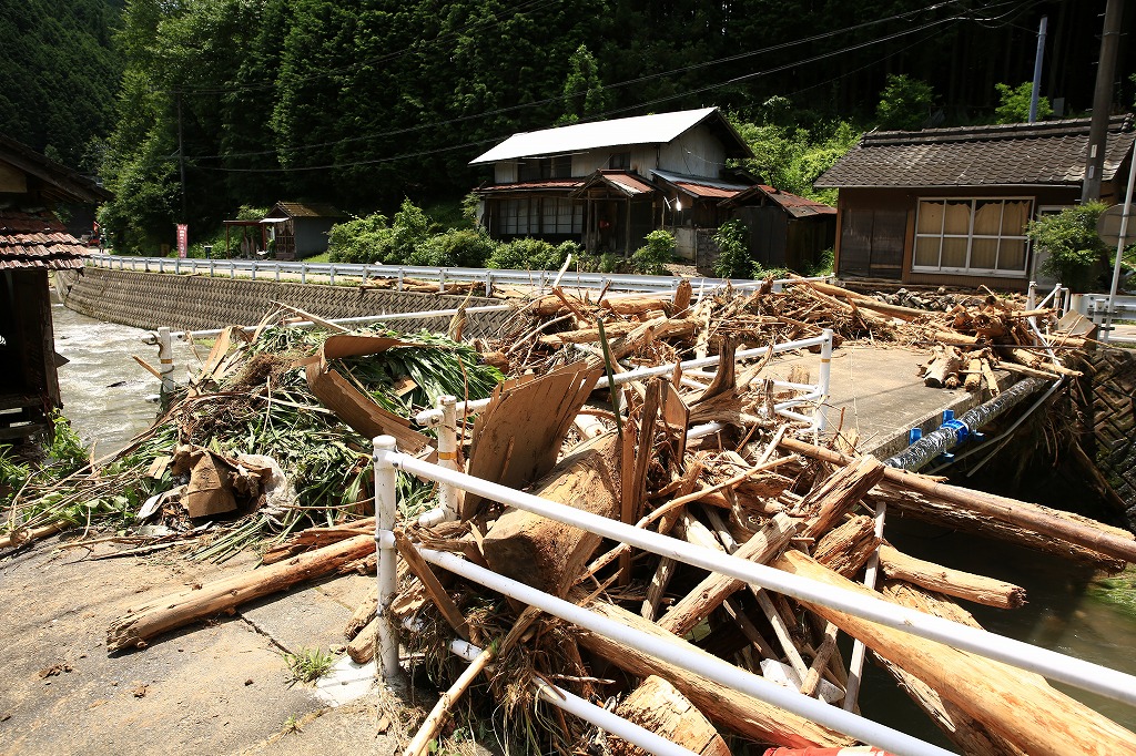 多くの木々が引かかった=関市上之保・鳥屋市地区で