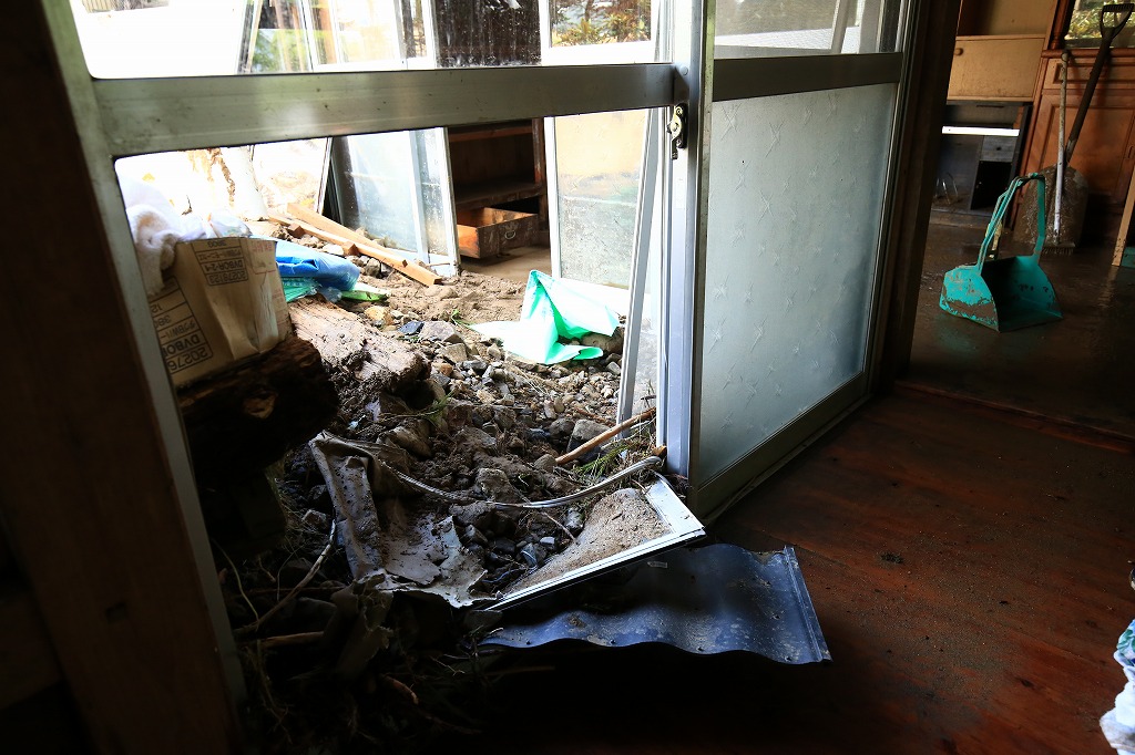 窓ガラスを破り、流れ込んだ土砂=関市上之保・鳥屋市地区で