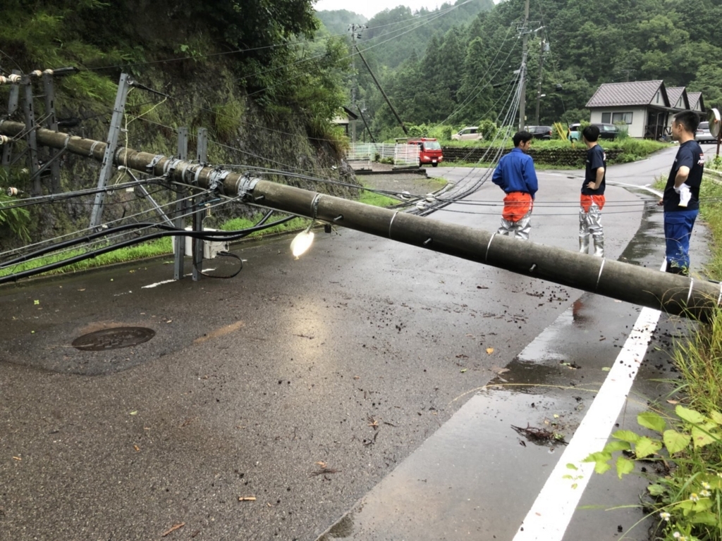 倒れた電柱が完全に道路を塞いだ=関市上之保・船山地区で