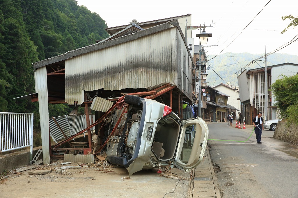 車庫に横たわった車=関市上之保・川合地区で