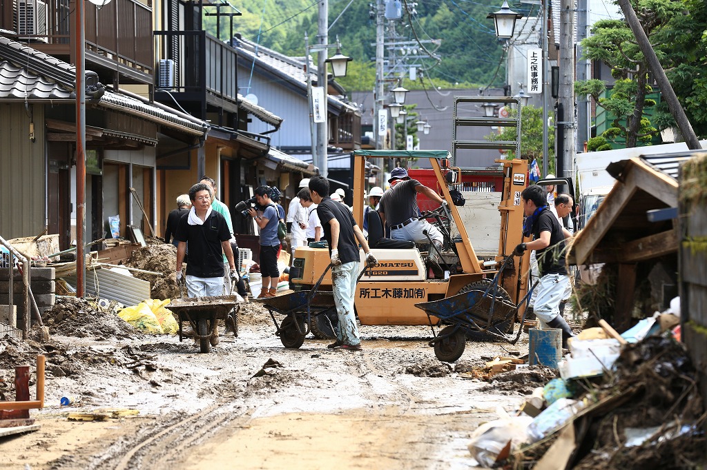 復旧作業に従事する大勢の方々=関市上之保で