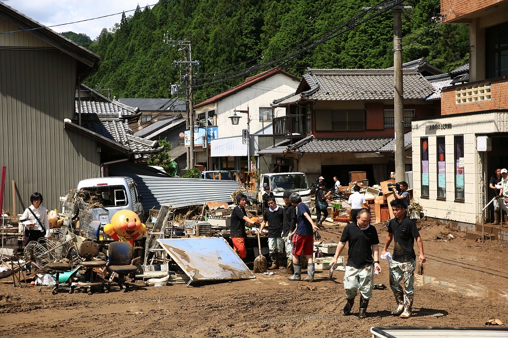 泥が溜まった道路=関市上之保で