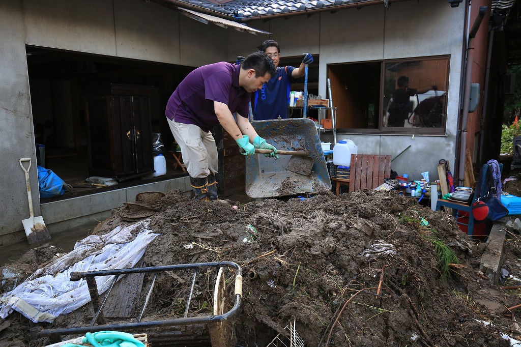 被災宅前に溜まった泥=関市上之保で