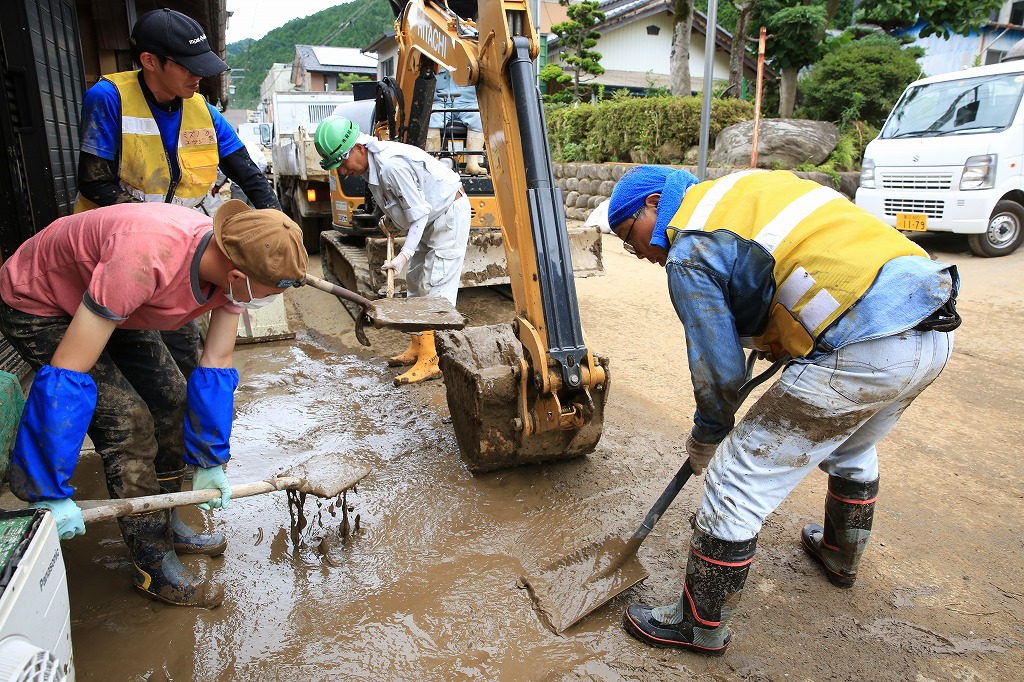 外に出した泥を取り除く=関市上之保で