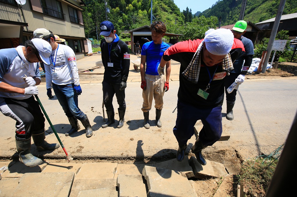 側溝掃除後、ふたをつける=関市上之保で