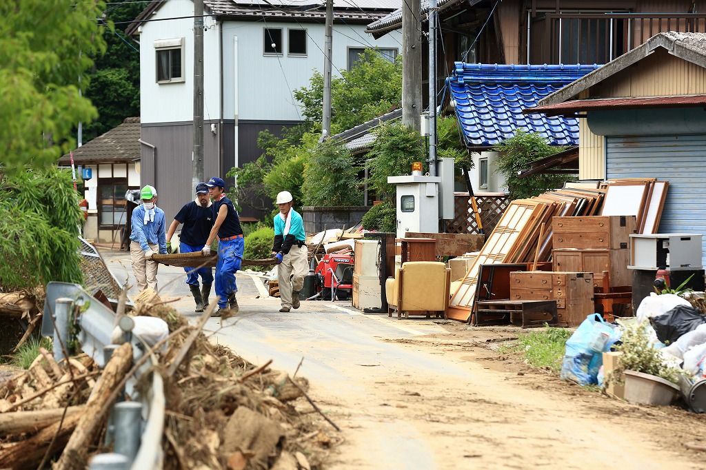 4人がかりで浸水した畳を外に出す=関市上之保で