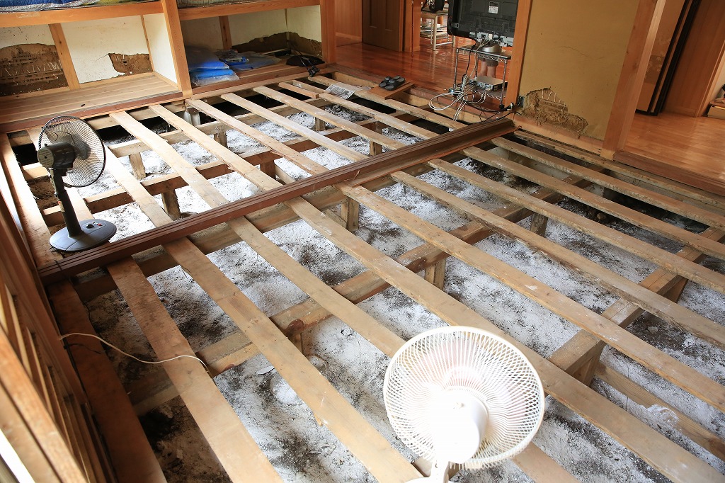 扇風機を使って床下を乾かしている=関市上之保で