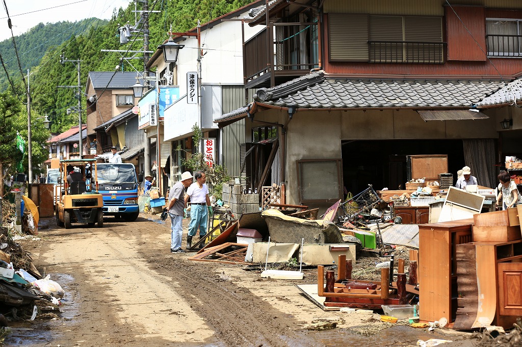 外に運び出された日用品=関市上之保で