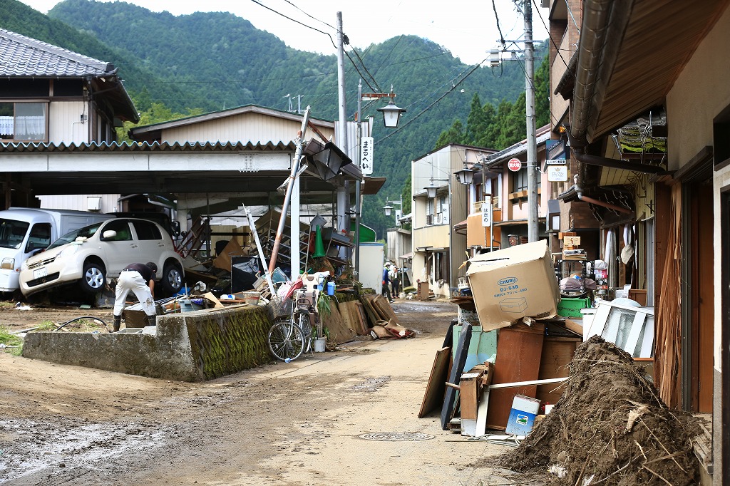 外に運び出された日用品=関市上之保で
