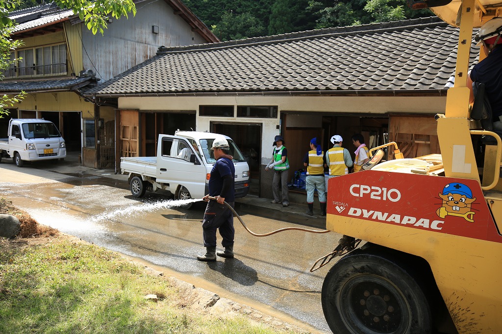 道路の泥を取り除く=関市上之保で