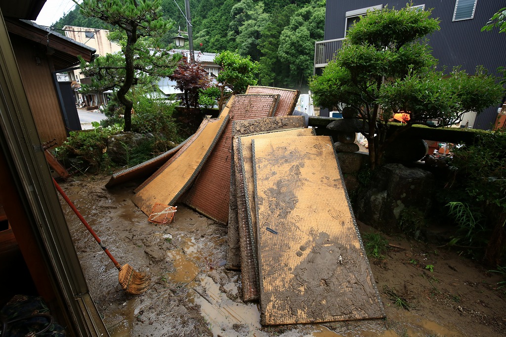 外に運び出された畳=関市上之保で