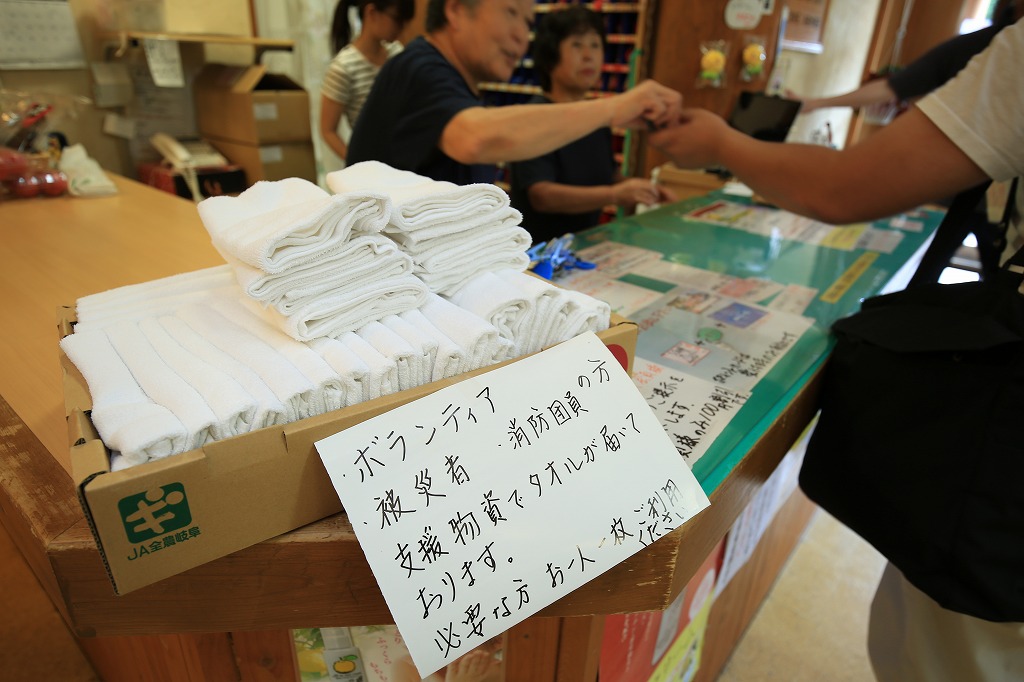 中濃法人会関東支部よりタオル300枚が提供された=関市上之保・「ほほえみの湯」で
