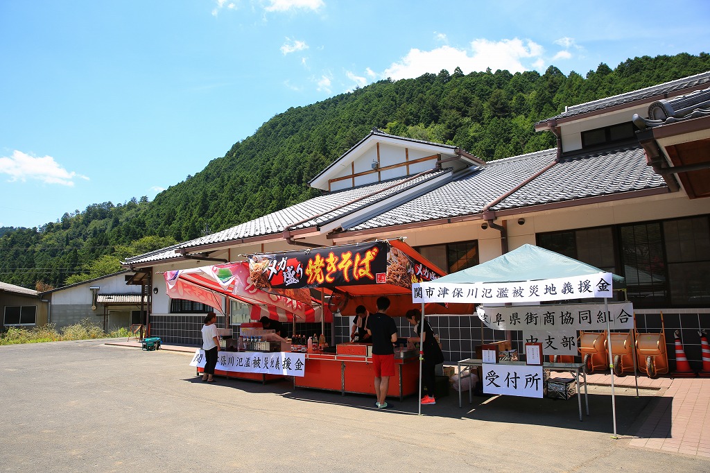 35度を超える猛暑の中、関市街から来た有志によって、焼きそばとかき氷が振る舞われた=関市上之保で