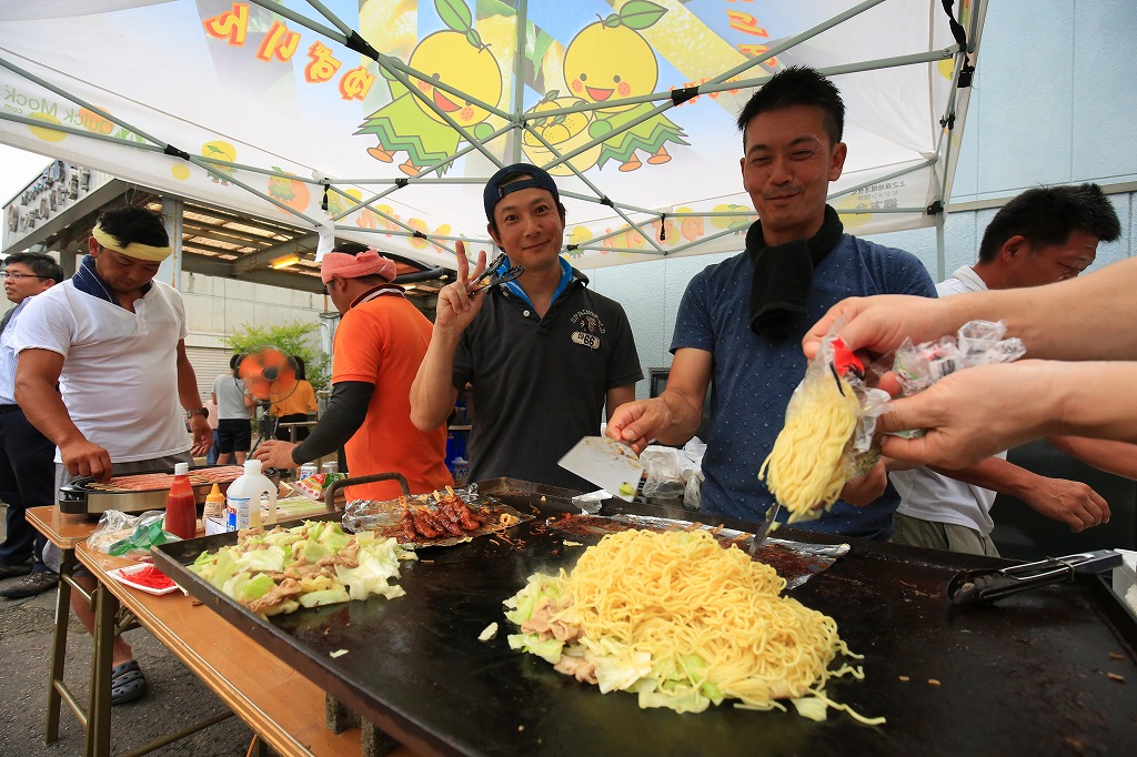 メンバーで資金を出し合い、食事を無料提供した郷友会=関市上之保・マルヘイで
