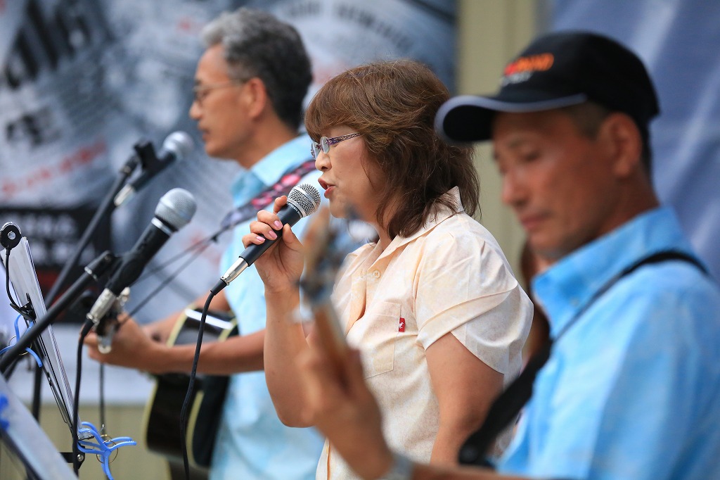 復興ライブで演奏する上中バンド
