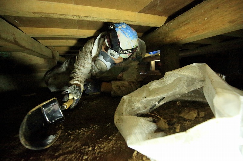 床下で泥の掻き出し作業をするボランティア=岐阜県関市上之保で