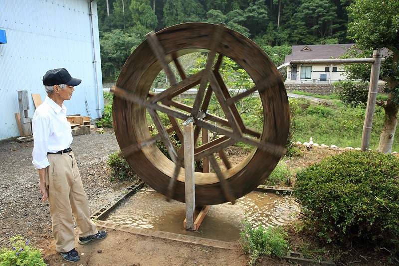 復活した水車を見つめる河合さん=関市上之保で