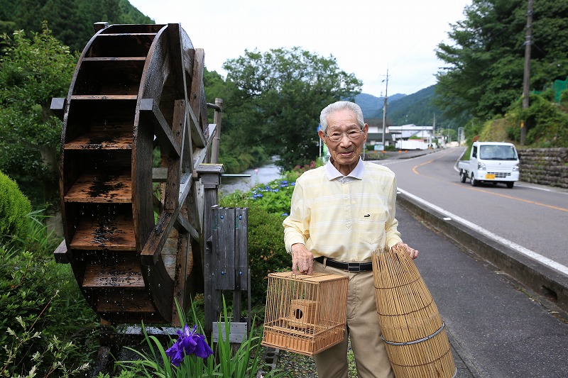 自慢の作品を手にする河合さん=関市上之保・6月撮影