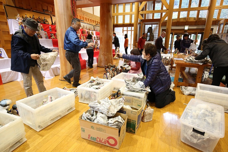 落とさないように丁寧に展示した=11日、関市・上之保生涯学習センターで