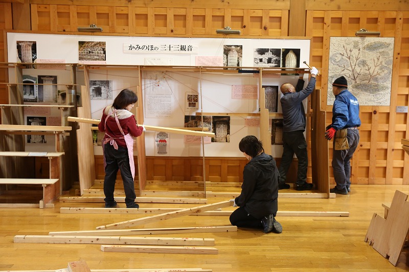 ひな壇を組み立てる様子=11日、関市・上之保生涯学習センターで
