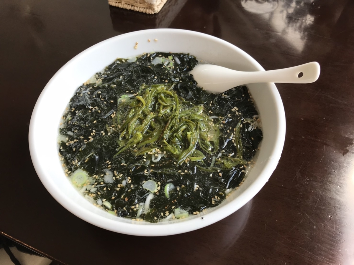 ワカメやめかぶで見えませんが、釜石ラーメンと呼ばれ、細麺が特徴。素麺のようにツルッとのどを通り、食べやすかった＝2019年3月 新華園で