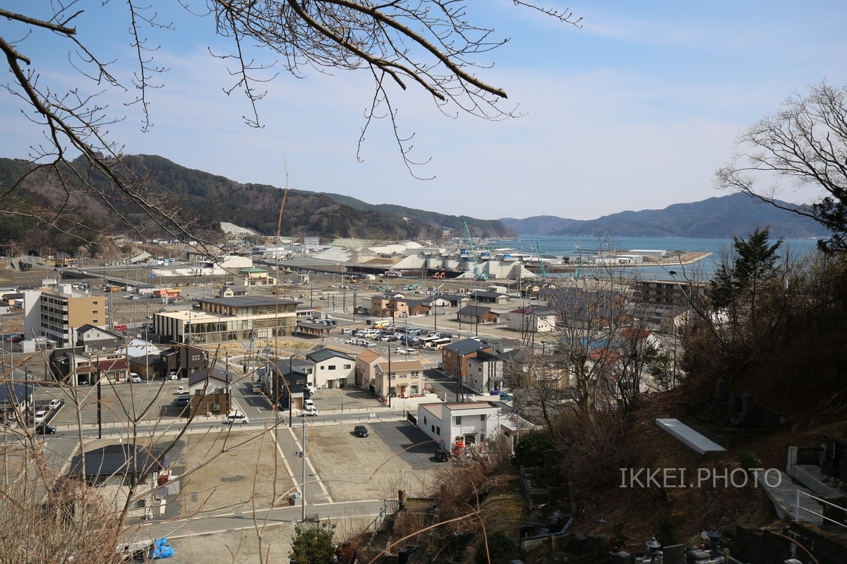 城山公園からの眺め。中央には開業を１週間後に迫った三陸鉄道が試運転している。＝2019年3月 城山公園で