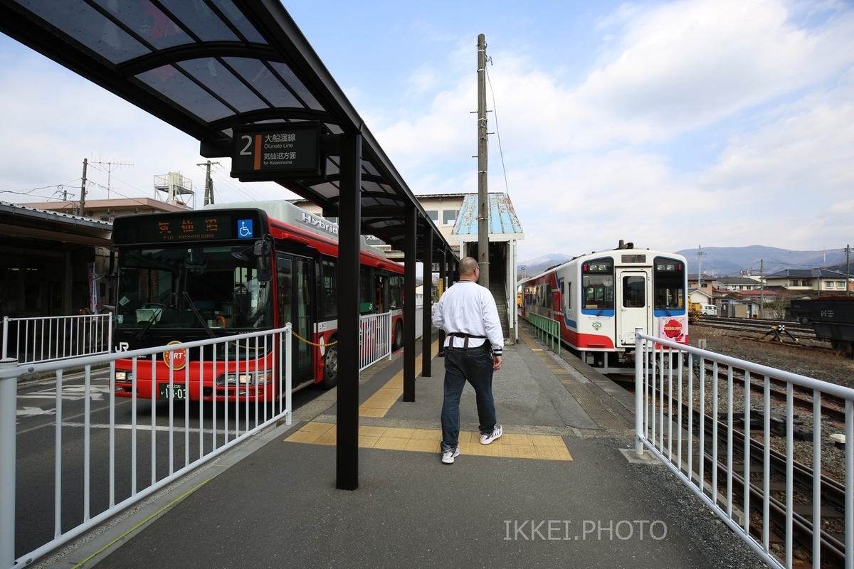 盛からBRT（左）に乗車＝2019年3月 盛駅で