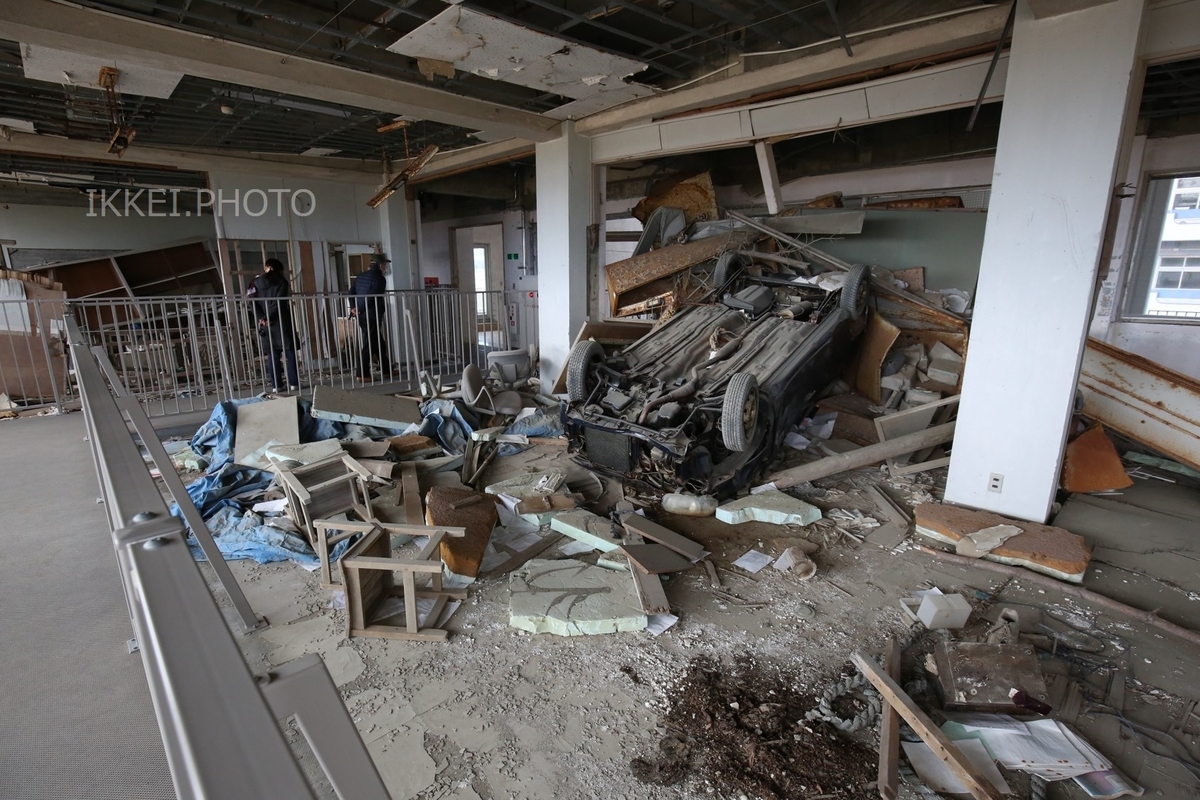 校舎内に車が入り込んでいた＝2019年3月 気仙沼市東日本大震災遺構・伝承館で