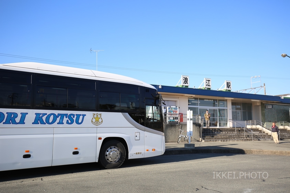 発車を待つ列車代行バス＝2019年3月 浪江駅で