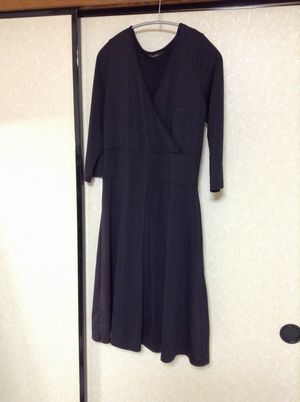 制服みたいに着倒した黒ワンピースを処分する 猫は何も持ってない