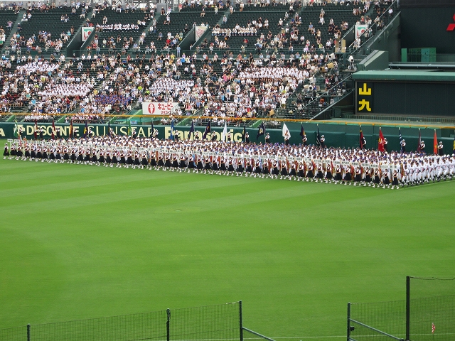 夏の甲子園2018の出場校が並ぶイメージ