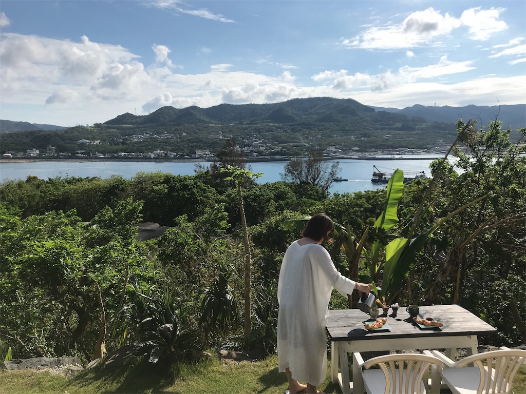 瀬底島の絶景コテージとおじい 沖縄3日目 旅のおともはコンバース