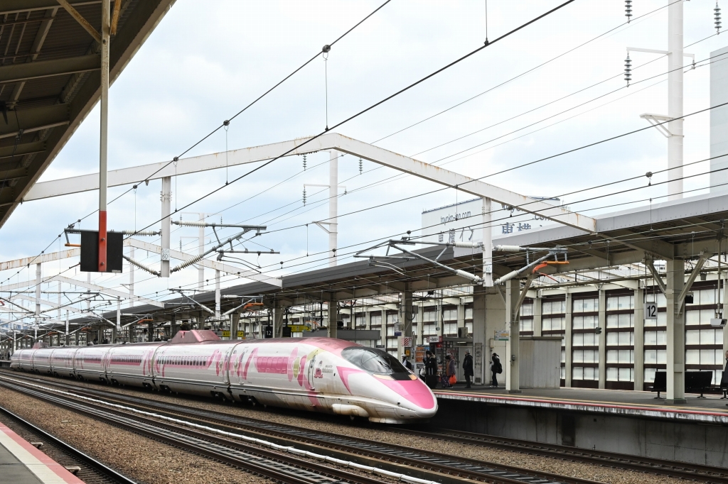 キティ と ドクターイエロー のすれ違い 姫路駅 '26.2.3 - Nおじさん
