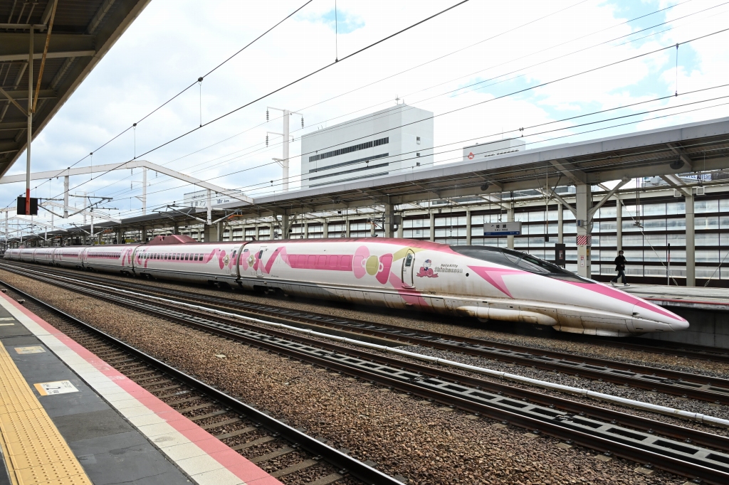 キティ と ドクターイエロー のすれ違い 姫路駅 '26.2.3 - Nおじさん