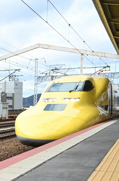 キティ と ドクターイエロー のすれ違い 姫路駅 '26.2.3 - Nおじさん