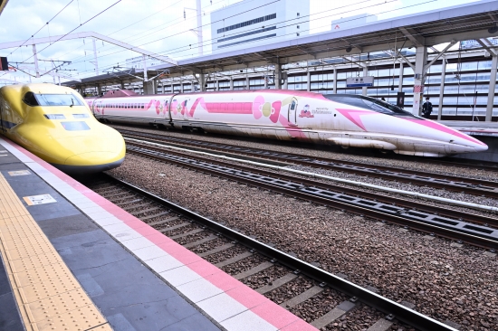 キティ と ドクターイエロー のすれ違い 姫路駅 '26.2.3 - Nおじさん