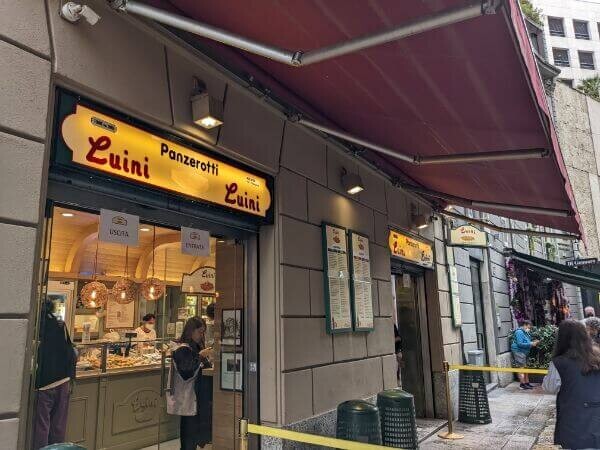 名店ルイーニ（Luini）の揚げピザ