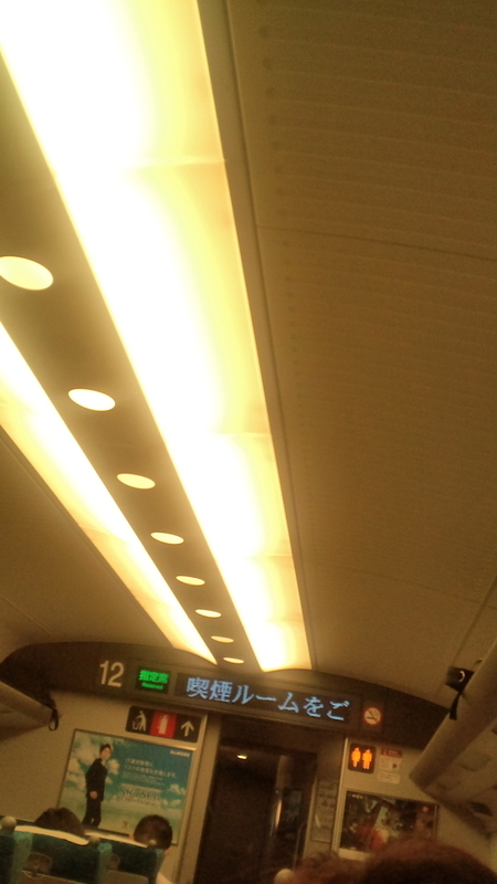 N700の室内灯の色は普通席も電球色 - スイス・レーティッシュ鉄道