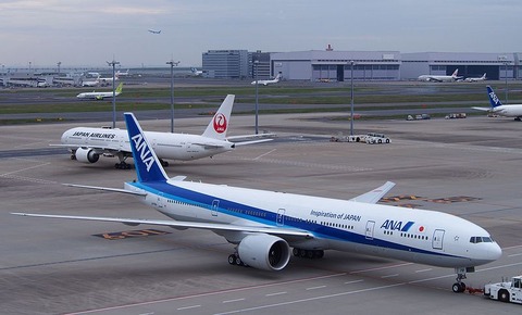 800px-JAL_ANA_b777-300ER