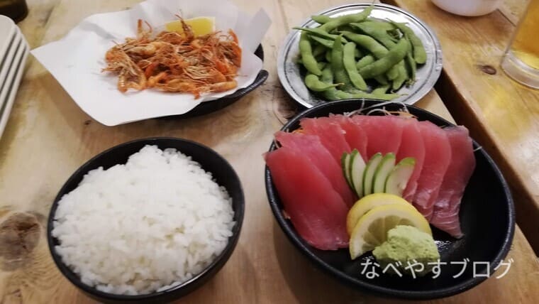 魚〇本店のマグロ刺身、川エビのから揚げ、枝豆