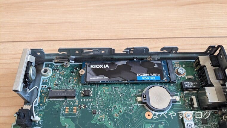 M.2 NVMe SSDをマザーボードに取り付け