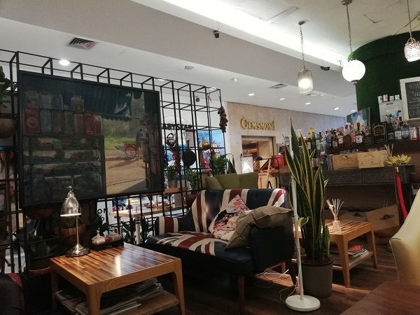 アンティーク家具屋みたいなカフェ アマリンプラザ3階 タイで仕事中 なびこのバンコク暮らしと旅話 アンティーク家具屋みたいなカフェ アマリンプラザ3階 タイで仕事中 なびこのバンコク暮らしと旅話