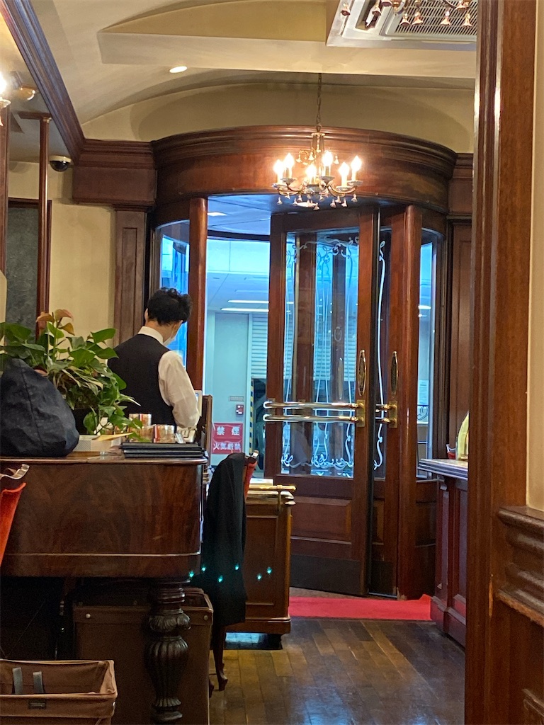 銀座の回転扉のある喫茶店 マスターピース 舞台で世界が変わる