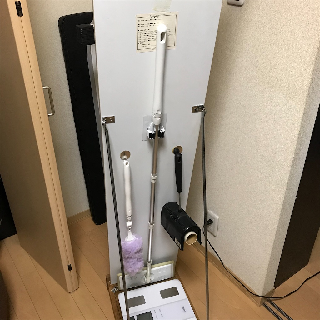 鏡の裏にパイプキャッチでクイックルワイパー収納 Whatever 鏡の裏にパイプキャッチでクイックルワイパー収納 Whatever