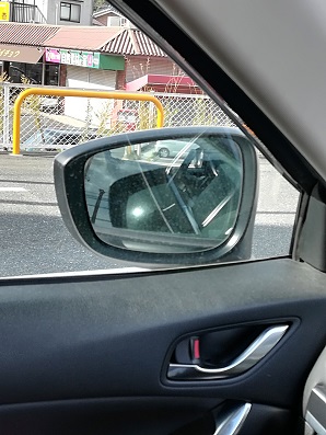 愛車のサイドミラーが微動だにしない どうした 壊れたか 激しい喜びはいらない そのかわり深い絶望もない