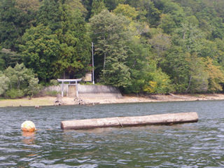 湖の中の鳥居