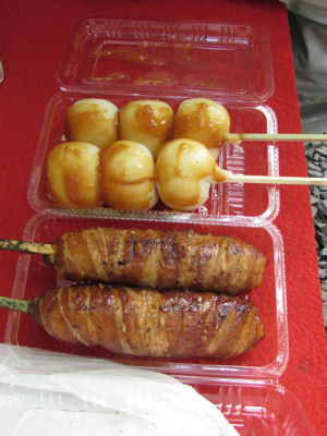 肉おにぎりと自然薯いり串団子