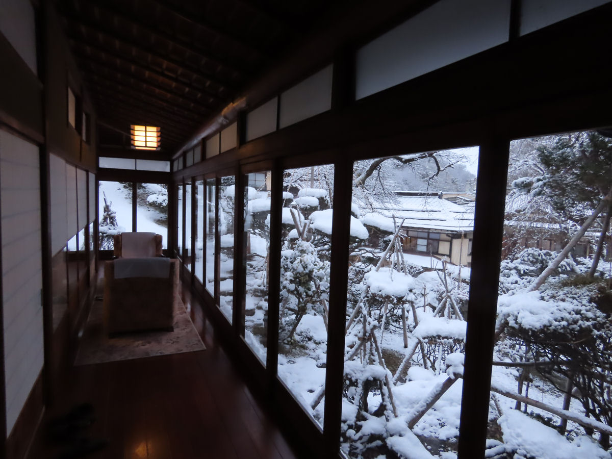 回り廊下から見る雪